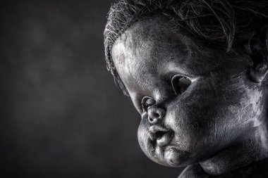 Karanlıktaki ürkütücü bebek