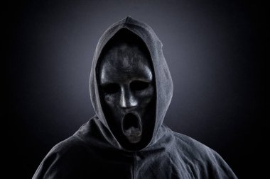 Gecenin karanlığındaki hayalet figürü.