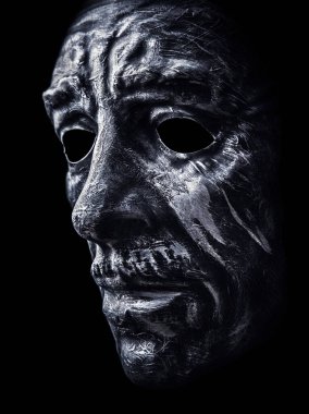 Siyah arka planda ürkütücü baş maskesi