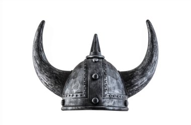 Viking boynuzlu miğferi kesme yolu ile beyaz arka planda izole edildi
