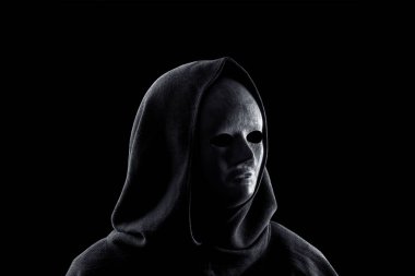 Siyah üzerine izole edilmiş kapüşonlu pelerinli korkunç bir şahsın portresi.