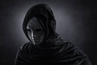 Karanlıkta kapüşonlu pelerinli korkunç bir figür.