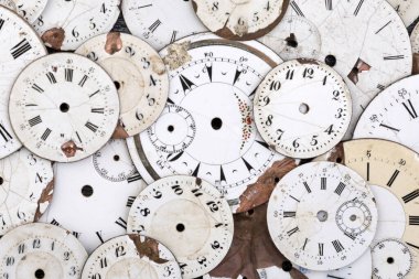 Hasarlı antika saat yüzleri grubu