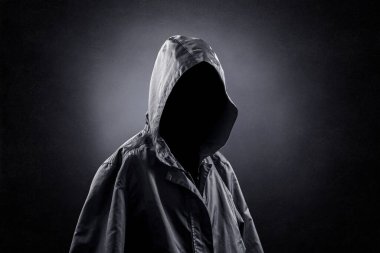 Karanlıktaki hayalet figürü.