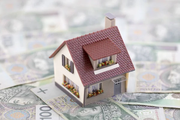 Модель Дома Польские Деньги — стоковое фото