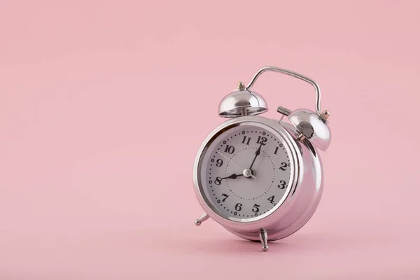 Reloj Despertador Plata Estilo Antiguo Sobre Fondo Rosa — Foto de Stock