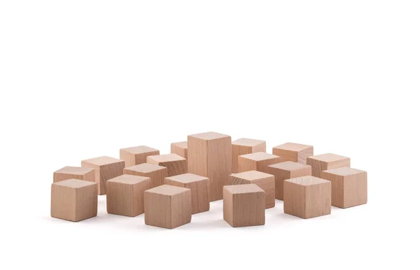 Jeden Jiný Vyšší Kostka Blok Mezi Dřevěnými Bloky Izolované Bílém — Stock fotografie