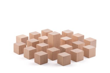Tahta blokların arasında, beyaz kesme yolu ile izole edilmiş farklı bir yüksek küp bloğu. Liderlik kavramı.