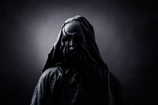 Злой дух на тёмном фоне