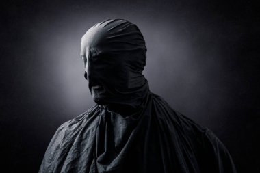 Karanlık sisli arkaplanda ürkütücü bir figür