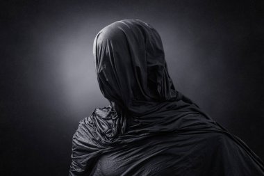 Karanlık sisli arkaplanda ürkütücü bir figür