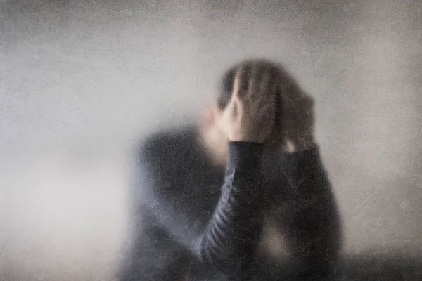 Depresi Pria Yang Hancur Balik Kaca Yang Tergores Berdebu — Stok Foto