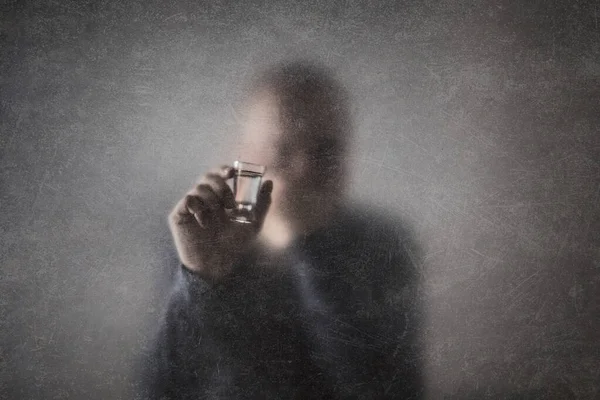Pria Dengan Segelas Vodka Balik Pecahan Kaca Berdebu Konsep Alkoholisme — Stok Foto