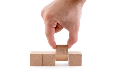 İşadamı beyaz arkaplandaki boş tahta bloğu kırpma yolu ile değiştirdi