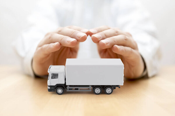 Грузовик с белым грузом защищен руками