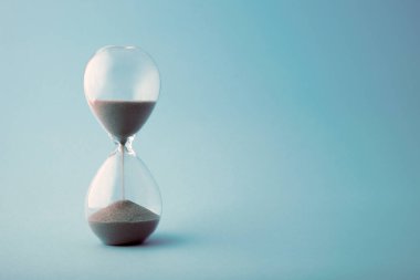 Kum saati mavi tonda.