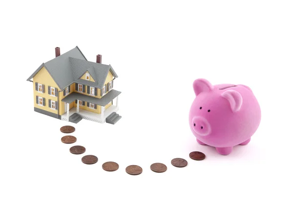 Opslaan voor een huis. Piggy bank met munten en huis miniatuur. — Stockfoto