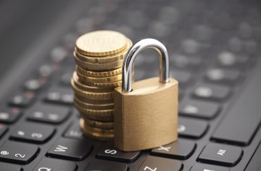 Asma kilit ve sikkeler üzerinde dizüstü klavye