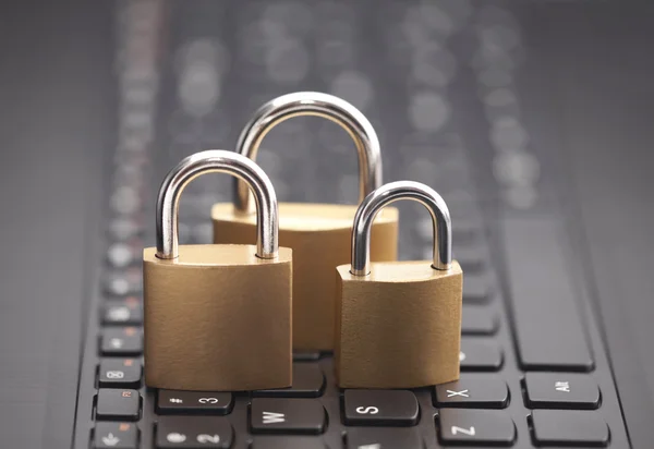 Internet veiligheidsconcept met hangsloten op laptop toetsenbord — Stockfoto