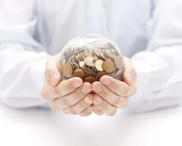 Хрустальный шар с деньгами в руках — стоковое фото