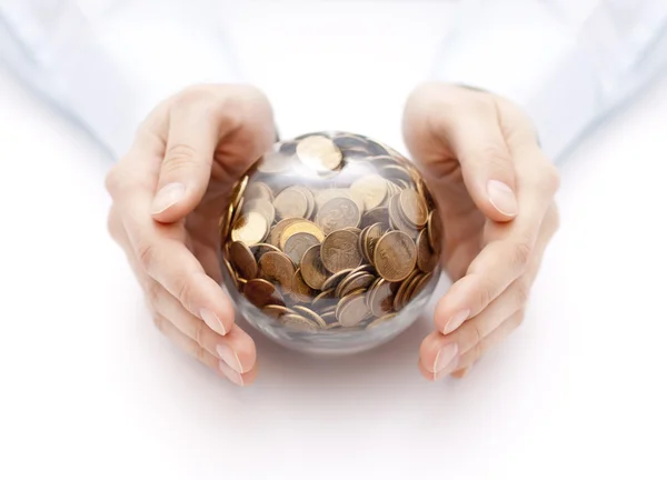 Křišťálová koule s penězi v rukou — Stock fotografie