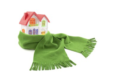 Beyaz izole bir atkı sarılı evi