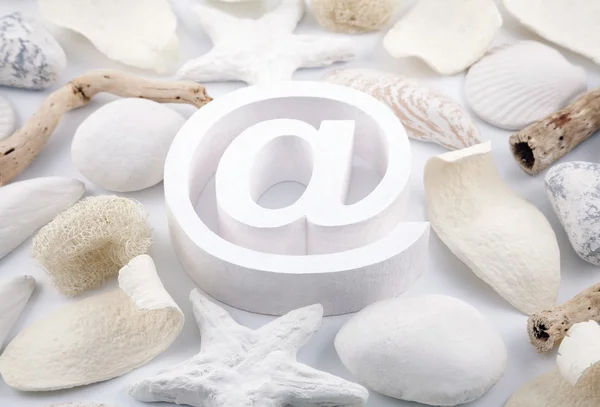 Symbole email blanc avec pot pourri — Photo