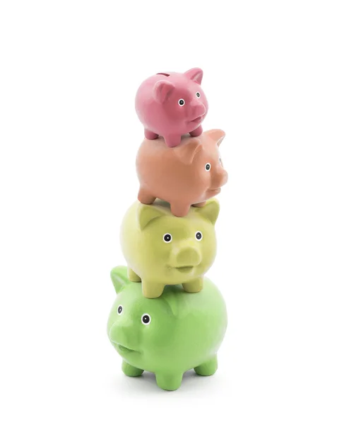 Stack van kleurrijke piggy banken. energiebesparing concept. — Stockfoto