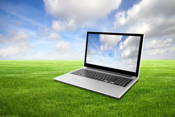 Laptop op groen gras — Stockfoto