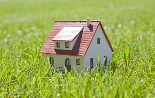 Pequeña casa sobre hierba verde — Foto de Stock