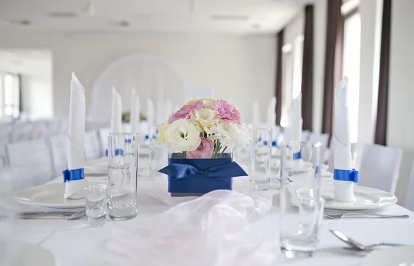 Mesa de boda con ramo de flores de gerberas —  Fotos de Stock