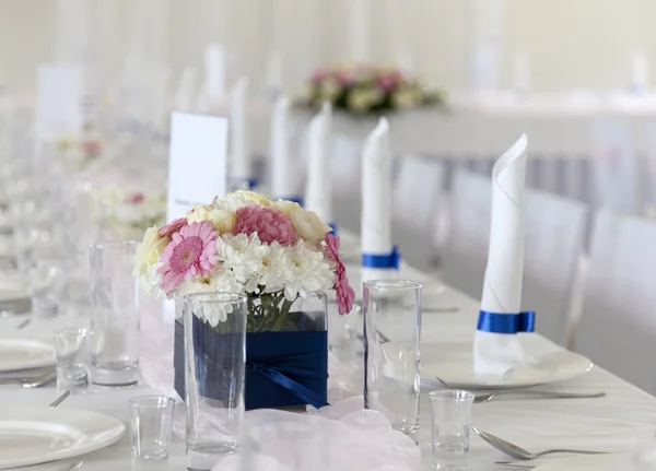 Wedding table with bouquet of gerbera flowers — Stock Photo, Image