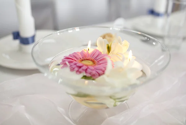 Floating candles and flowers on wedding table — Stock Photo, Image