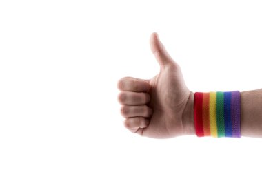 Renkli gökkuşağı LGBT bileklikli el başparmağı gösteren kesik yolu ile beyaz arkaplanda izole edilmiş