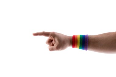Renkli gökkuşağı LGBT bileklik ile el gösterimi beyaz arka planda kırpma yolu ile izole