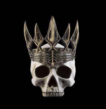 Siyah arka planda izole edilmiş antik altın tacı olan insan kafatası