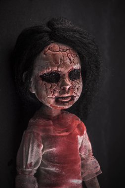 Korkunç kanlı bebek yüzlü, uzun siyah saçlı.