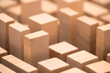 Küçük tahta bloklardan modern şehir bakiresi