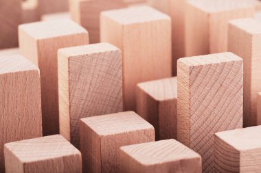 Küçük tahta bloklardan modern şehir bakiresi