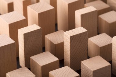 Küçük tahta bloklardan modern şehir bakiresi