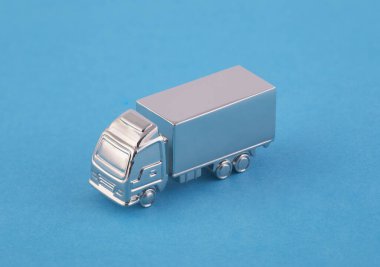 Mavi arka planda gümüş krom kargo kamyonu minyatürü