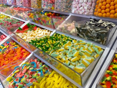 Şekerci dükkanında renkli şekerler, jelibonlar ve şekerler.