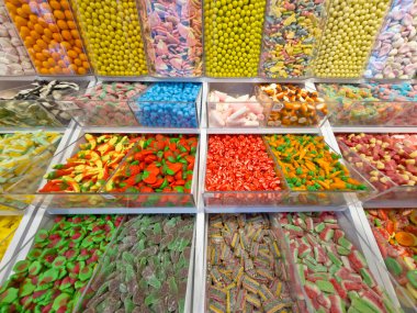 Şekerci dükkanında renkli şekerler, jelibonlar ve şekerler.