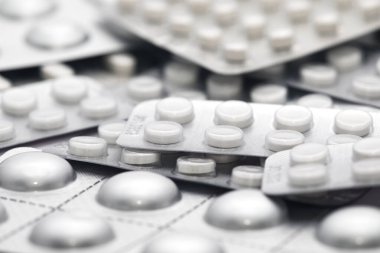 Bir sürü ilaç ve tablet yığını. Paketler ve kabarcıklar.