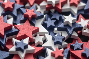 Amerikan bayrağının renginde yıldızlar. 4 Temmuz, ABD Başkanları Günü, Bağımsızlık Günü, ABD seçim kavramı.