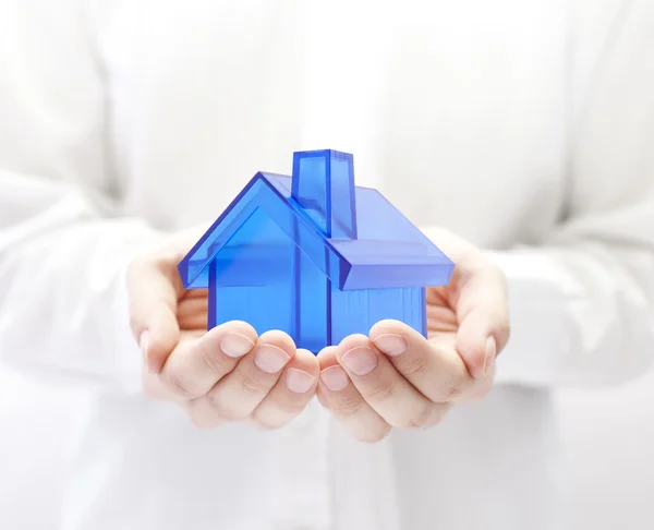 Casa azul en las manos. Concepto de seguro doméstico . — Foto de Stock