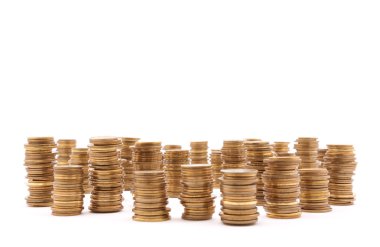 Beyaz arkaplanda bozuk para yığını