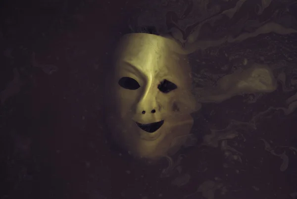 Παραμορφωμένο Κιτρινόμαυρη μάσκα στο σκοτεινό νερό — Φωτογραφία Αρχείου