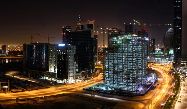 밤에 두바이에 건설 사이트 — 스톡 사진