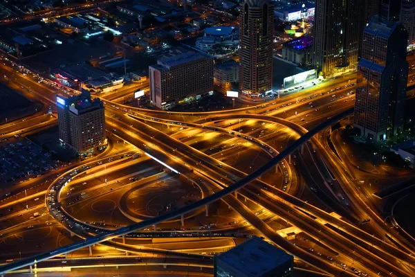 Snelwegen overschrijden in het centrum van Dubai, — Stockfoto